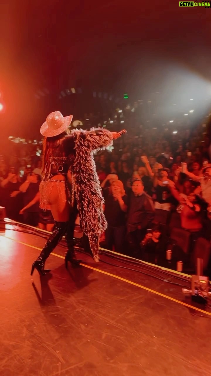 Ana Bárbara - 23K Likes - GRACIAS a mis #Bandidos de San Diego California!!! Su energía fue lo máximo 🤩🤠🔥 #BandidosTour #AnaBarbara
