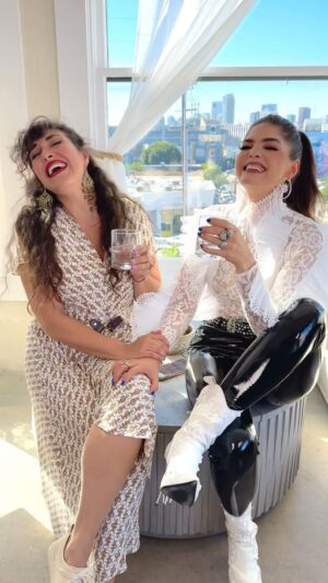 Ana Bárbara Instagram - Cómo disfruto cantar con esta mujer @anabarbaramusic, se logró una versión increíble en este dueto de ‘Mentiras Bonitas’. Vayan a escuchar y ver el video en YouTube, ¡estoy segura que les va a encantar! 🤍