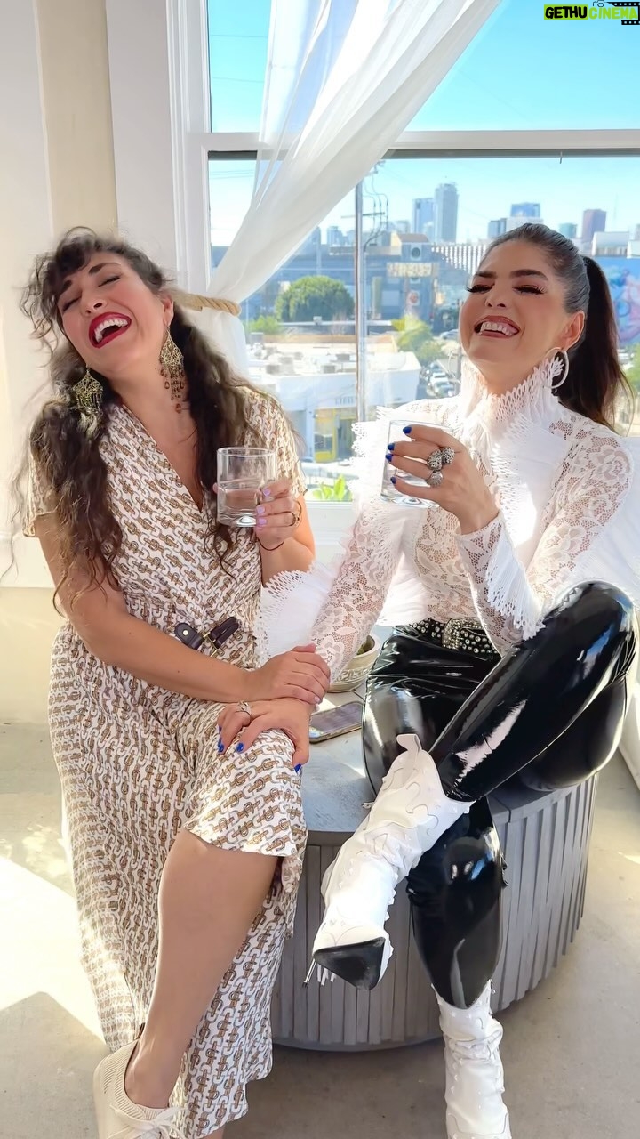 Ana Bárbara - 29.9K Likes - Cómo disfruto cantar con esta mujer @anabarbaramusic, se logró una versión increíble en este dueto de ‘Mentiras Bonitas’. Vayan a escuchar y ver el video en YouTube, ¡estoy segura que les va a encantar! 🤍