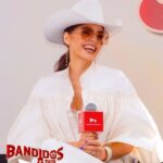 Ana Bárbara Instagram - Gracias a todos los medios que asistieron a la conferencia de prensa para la segunda fecha de este año en el @auditoriomx este 14 de Octubre 💯💋🤠 Ahí les veo mis #bandidas y #bandidos , estamos a menos de 10 días #queemoción 🎺 Look: @bernardamx Accesorios: @elisheva.and.constance Stylist: @styledbylorenza @soyezra Foto @maricarmen.cauich @elsergiogabriel @roselazavala #pedazosdemialma #BandidsoTour