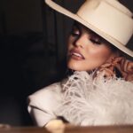 Ana Bárbara Instagram - Cómo están #pedazosdemialma ? Aquí les dejo estas fotos preparándome para grabar #AMiMeRespetas 📸🎥💋 X @adrianariosmusic Amé que les gustara tanto esta colaboración 💯🤩