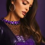 Ana Bárbara Instagram - Y tú cómo estás #Mujer ? 💜 escuchen esta canción completa en YouTube, en mis historias está el link 💋 Lo que diría Don Quijote a las mujeres: “ Porque has de saber Sancho, Que las mujeres son la más perfecta de las creaciones divinas. Que aunque son más hermosas que las flores, las estrellas y la luna llena juntas, son fuertes como el acero de mi lanza. Por eso Sancho, es menester entre los caballeros, que debemos estar prestos a sus privaciones, amarlas cuidarlas como a la niña de tus ojos, porque nuestro mundo sin ellas, no cabe la menor duda, estaría incompleta e irremediablemente perdido, pues ellas Sancho, son la fuente de la vida y el motor que impulsa nuestra existencia” #8m ; por las que estamos y las que ya no tienen voz 🤜🏼