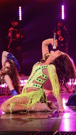 Ana Bárbara Instagram - Aquí les dejo mi presentación en @premiolonuestro 🎤✨ Una noche mágica! Gracias mi @carinleonoficial. Te admiro! 🦁❤️‍🔥

Gracias @anibalmarrero @janethbriceno 💃🏼😘

#anabárbara #premiolonuestro @univision