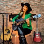 Ana Bárbara Instagram - Aquí les comparto otra composición de la bandida al estilo acústico... Es Culpa Mía 🎤🎶 la cual tuve la gran dicha de que formara parte del disco #ALaMedida de mi querido @pepeaguilar_oficial 🙌🏼 #anabarbara #acoustic #culpamia #fender #sessions #envivo