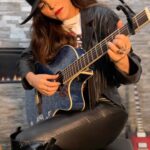 Ana Bárbara Instagram - Saquen el tequilita!! 🍻🎶 @fender #PrefieroTomar #AnaBarbara
