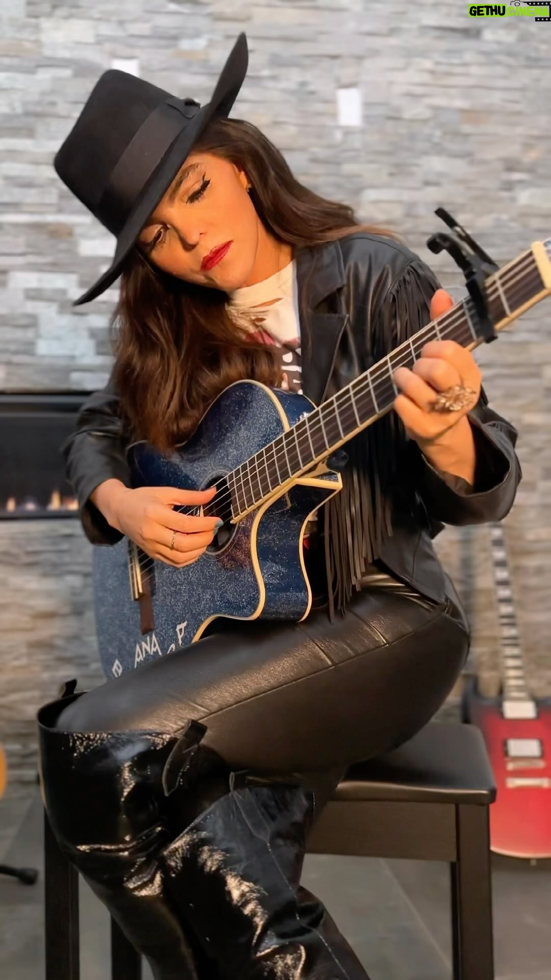 Ana Bárbara Instagram - Saquen el tequilita!! 🍻🎶 @fender #PrefieroTomar #AnaBarbara