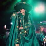 Ana Bárbara Instagram - Como amo interpretar #música de #mariachi 🎺🎻 Es uno de los géneros mas hermosos y me encanta ver en cada show como la disfrutan 💋 Cuáles son sus favoritas #pedazosdemialma ? 👇🏼 📸 en Puebla 🔥