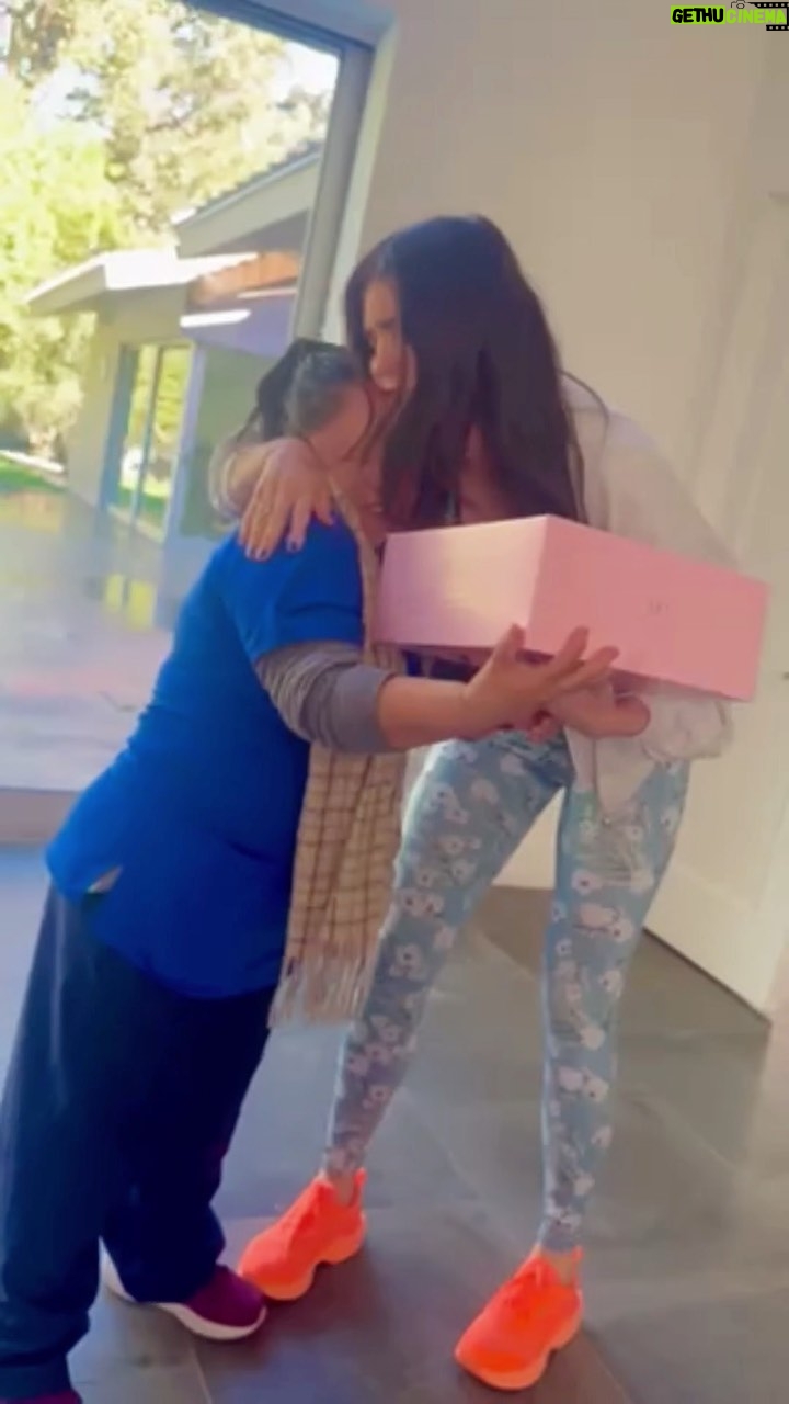 Ana Bárbara - 138.1K Likes - Y que mi Tomasita me sorprende también el día de mi cumpleaños con un rico pastel 🥹💥 aquí les comparto este bello momento 🙌🏼