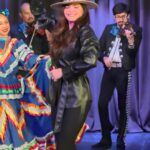Ana Bárbara Instagram - Que hermosa tarde pasé en @casadelactoriapmariomoreno 🙏🏼🥹 Poder cantarles y ver a mi Oli no tuvo precio 🥰 Recuerden que #Acapulco nos necesita todavía y aquí es centro de acopio 📭 Tiziano #34 Mixcoac, #CDMX Que gran labor @jorgeortizdepinedoficial y gracias por permitirme ser parte 🙏🏼💯 🎺🎷 Gracias al Mariachi de Chucho López, José Antonio y todos los involucrados en este día tan especial. @martini_guitar