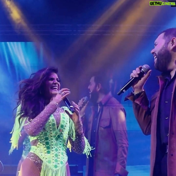 Ana Bárbara - 14.3K Likes - Un momentazo mágico el pasado #jueves en @arenamtyoficial con mi querido @yosoyoscarivantrevino ❤️🔥🎸 Gracias por acompañarme en esta noche mágica junto a todos los #pedazosdemialma regios 👢
Que bien la pasamos 💯
#oscariván #anabárbara #bandidostour
