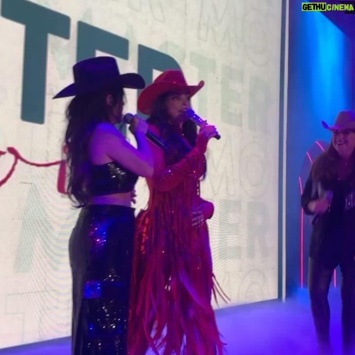 Ana Bárbara Instagram - Que bonito verte @marthadebayle , gracias por invitarme a tu hermoso evento de #findeaño con todos los #bandidos de #mastermoi2023 🥰😘 @rebmangas te salió increíble 🥻 @alexmata21 💅 @orlando_makeup
