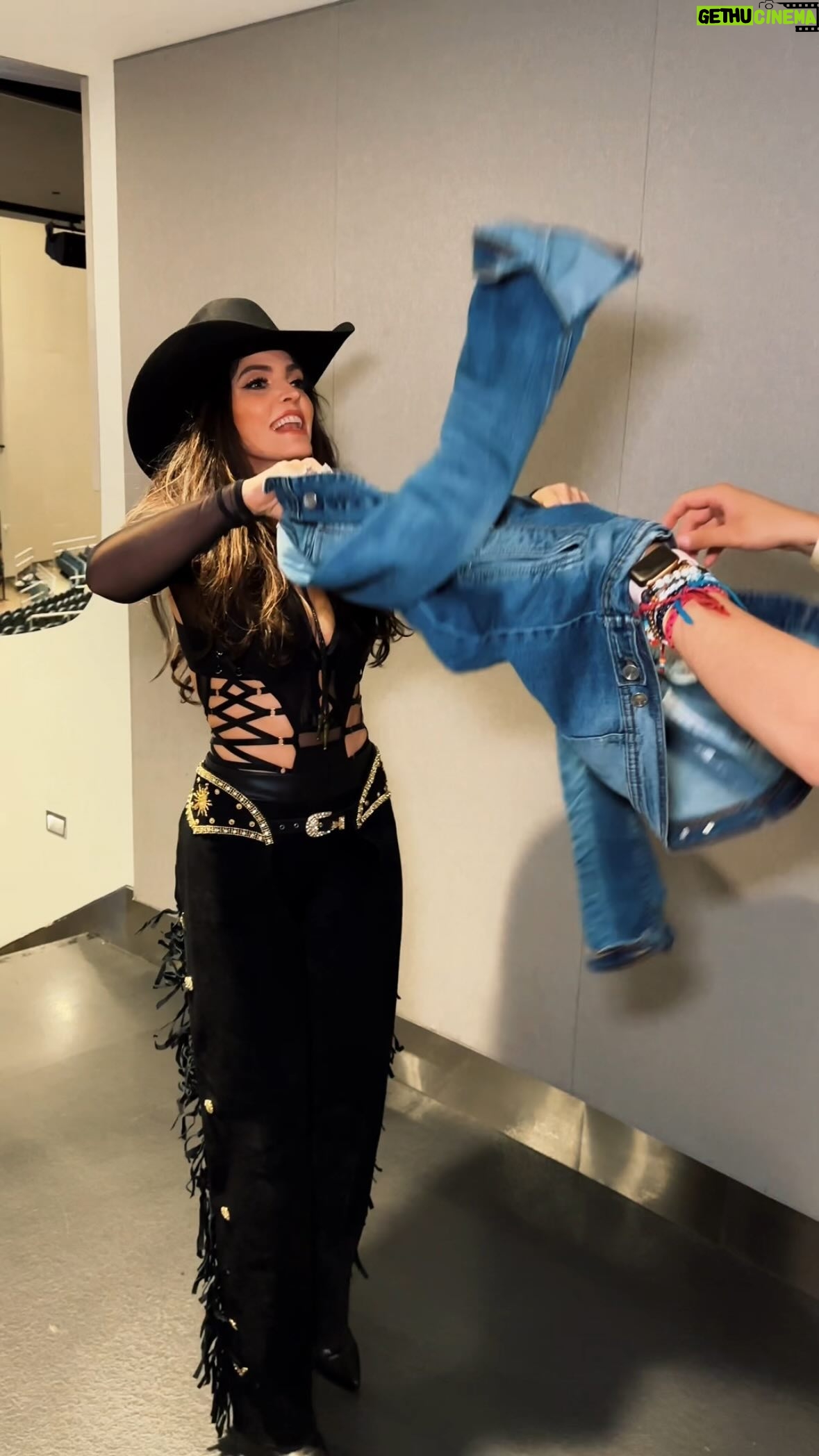Ana Bárbara Instagram - No funcionó muy bien mi idea pero gracias al nene por su gran esfuerzo 🤣🤣💨 #humor #detrasdecamaras #anabarbara #bandido #chiste