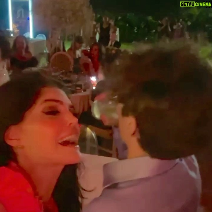 Ana Bárbara - 37.5K Likes - Nunca mejor dicho : “AMOR DEL BUENO “
Aquí les comparto con todo mi amor ❤️🔥 … la Mágica noche que vivimos disfrutando de este gran momento en sus vidas, mi querido @reyli_camacho y @_laanton 👰🏻🤵🏻♂️
Les deseamos mi familia y yo que sean muy felices siempre💜 @aj_munoz8176 💜 @jeronimo_barba
… y que bonito verte y compartir esta gran velada @reylibarbaoficial @tatiana_aguilar.8
