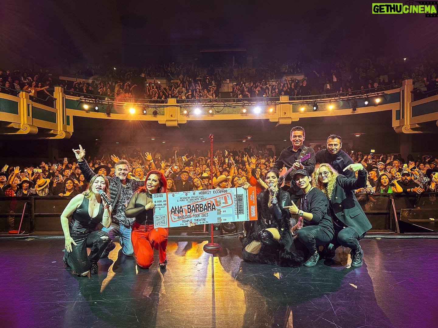 Ana Bárbara Instagram - GRACIAS Seattle por este #soldout son los bandidos más entregados!! 🤠🙏🏼🎫 #BandidosTour
