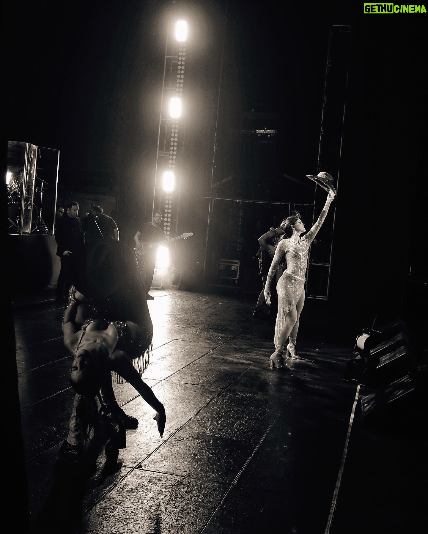 Ana Bárbara Instagram - Wow que noche mis amados #ticos 🇨🇷❤️🔥‼️Gracias @exposancarlos 💋 me la pasé #rezayreza para vernos y se cumplió #costarica🇨🇷 ; literal #puravida , aquí algunas 📸 de ayer y lo que falta por mostrarles 😌 Los quiero 💋