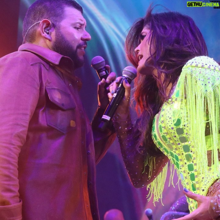 Ana Bárbara - 14.3K Likes - Un momentazo mágico el pasado #jueves en @arenamtyoficial con mi querido @yosoyoscarivantrevino ❤️🔥🎸 Gracias por acompañarme en esta noche mágica junto a todos los #pedazosdemialma regios 👢
Que bien la pasamos 💯
#oscariván #anabárbara #bandidostour