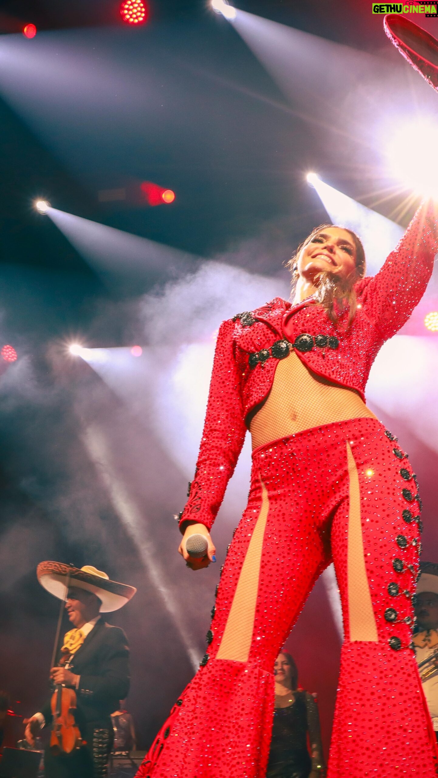 Ana Bárbara Instagram - Compartiéndoles un poco de esta noche muy especial en el @youtubetheater 🤠🔥 Gracias a mis #Bandidos por esta noche tan divertida y llena de amor! #BandidosTour #YouTubeTheater #AnaBarbara