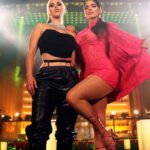 Ana Bárbara Instagram - #Pedazosdemialma disponible ya #AmiMeRespetas 🎺👩🏻‍🦳🤠 junto a mi querida @adrianariosmusic 🎥👇🏼 Disfruten este gran video en #Youtube y #canción en su plataforma favorita 💋 Qué les pareció este dueto lleno de #poderfemenino ? 🤝 ✍️👇🏼