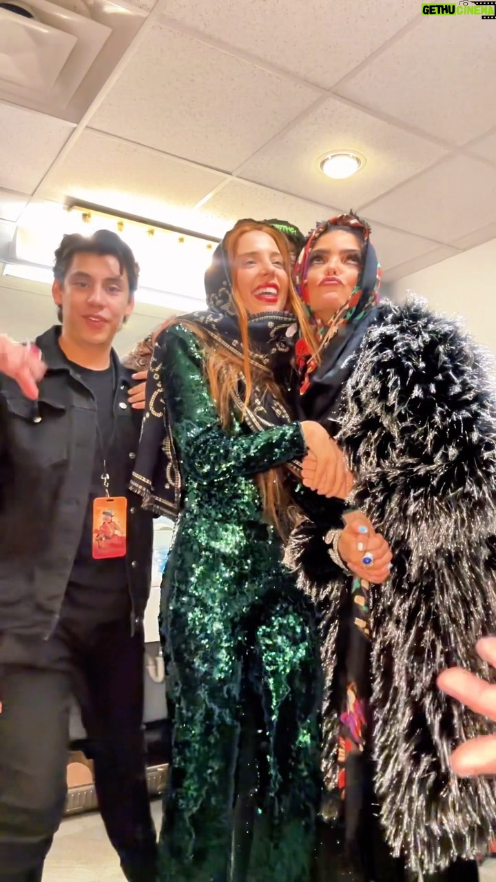 Ana Bárbara Instagram - Después de una noche exitosa!💃🏻 #LaMonjaDeLaFeria con @majo__aguilar y el equipo!! 🤣🤣