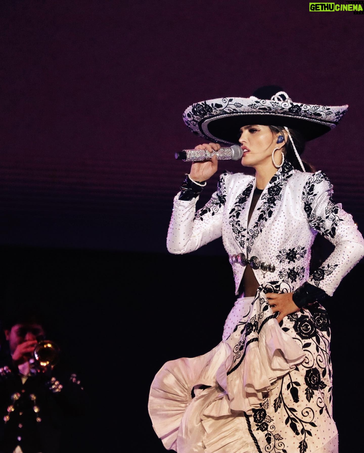 Ana Bárbara Instagram - Wow que noche mis amados #ticos 🇨🇷❤️🔥‼️Gracias @exposancarlos 💋 me la pasé #rezayreza para vernos y se cumplió #costarica🇨🇷 ; literal #puravida , aquí algunas 📸 de ayer y lo que falta por mostrarles 😌 Los quiero 💋
