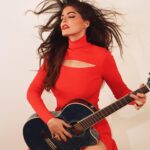 Ana Bárbara Instagram - Asi celebro mis 53! 🎂❤️ Con el alma agradecida y bendecida por el amor que tantos me dan, por ser la música mi mejor aliada en esta vida… 🎸🎶🎼💋