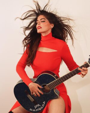 Ana Bárbara Instagram - Asi celebro mis 53! 🎂❤️ Con el alma agradecida y bendecida por el amor que tantos me dan, por ser la música mi mejor aliada en esta vida… 🎸🎶🎼💋