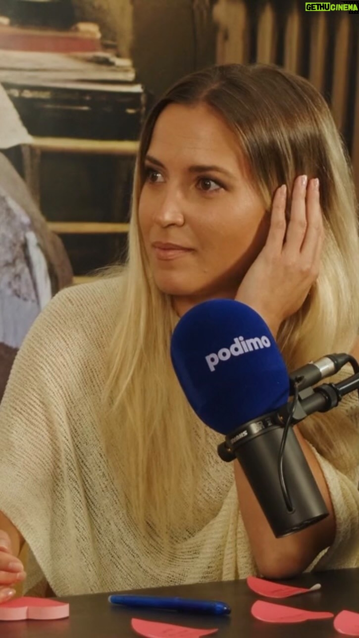 Ana Fernández Instagram - Cómo va el Viernes? En breve ya la merienda escuchando el episodio 🥪🧃 no? @celiagal7 intenta cruzar los límites que habíamos pactado previamente…. Lo conseguirá? Estamos arrancando en conflicto 😂😂 @podimo_es habéis creado un monstruo 😈😎