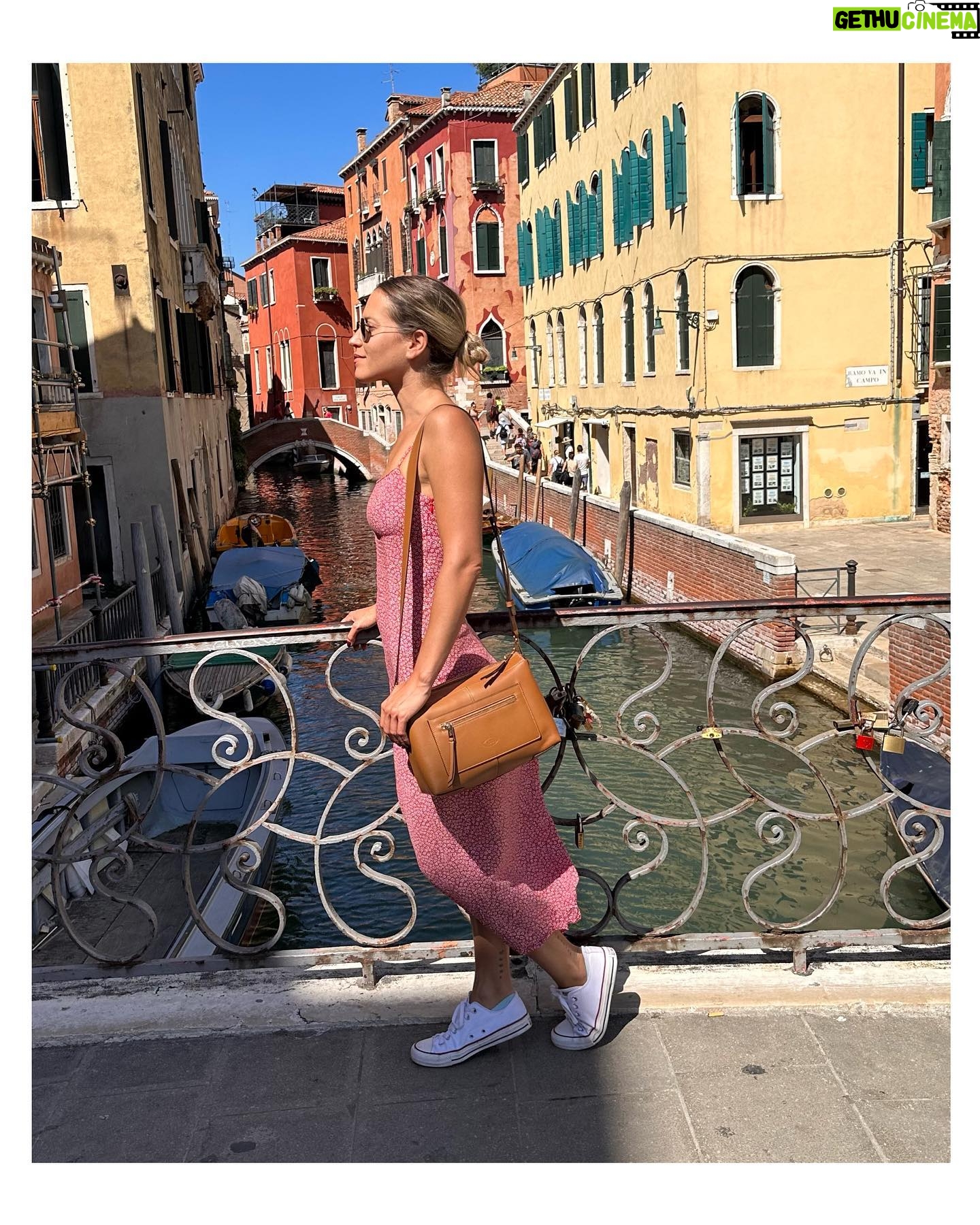 Ana Fernández - 20.2K Likes - Venecia sin alfombras rojas. 🍝 🎭🛶