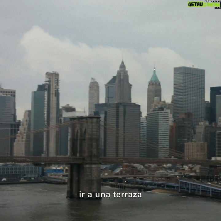 Ana Fernández Instagram - @seagrams_es me ha planteado en esta colaboración una pregunta que ni yo misma sé responder, ¿qué haría si nadie me conociera? 1. En Nueva York siempre se puede ser una misma, y yo lo fui.. 2. Vería el mundo desde arriba 3. A veces también desde fuera 4. No dejaría nada por ver 5. Ni por conocer #seagrams #thatsthenewyorkway Disfruta de un consumo responsable 40º. No compartir con menores de 18 años.