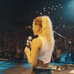 Ana Fernández Instagram - La última vez que me subí al escenario a cantar “ Marzo en Febrero” con @adri_marlon fue en 2018 en la sala Joy, de repente me empezó a dar demasiados nervios y ansiedad subir de nuevo a algún concierto a cantar. No soy cantante, no hay un personaje ficticio en el que pudiera esconderme a mi… pero…. Ayer era un día especial en un lugar que lo considero mágico. Ojalá os haya gustado a los que estuvisteis allí ☺️🤍. Reto superado! 💪🏼 @starlitefestival @sandrastarlite @alejandra_reventun @_marlonoficial_