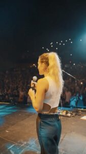 Ana Fernández Instagram - La última vez que me subí al escenario a cantar “ Marzo en Febrero” con @adri_marlon fue en 2018 en la sala Joy, de repente me empezó a dar demasiados nervios y ansiedad subir de nuevo a algún concierto a cantar. No soy cantante, no hay un personaje ficticio en el que pudiera esconderme a mi… pero…. Ayer era un día especial en un lugar que lo considero mágico. Ojalá os haya gustado a los que estuvisteis allí ☺️🤍. Reto superado! 💪🏼 @starlitefestival @sandrastarlite @alejandra_reventun @_marlonoficial_