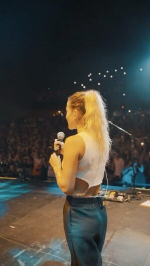 Ana Fernández Instagram - La última vez que me subí al escenario a cantar “ Marzo en Febrero” con @adri_marlon fue en 2018 en la sala Joy, de repente me empezó a dar demasiados nervios y ansiedad subir de nuevo a algún concierto a cantar. No soy cantante, no hay un personaje ficticio en el que pudiera esconderme a mi… pero…. Ayer era un día especial en un lugar que lo considero mágico. 

Ojalá os haya gustado a los que estuvisteis allí ☺️🤍.

Reto superado! 💪🏼

@starlitefestival @sandrastarlite @alejandra_reventun 
@_marlonoficial_