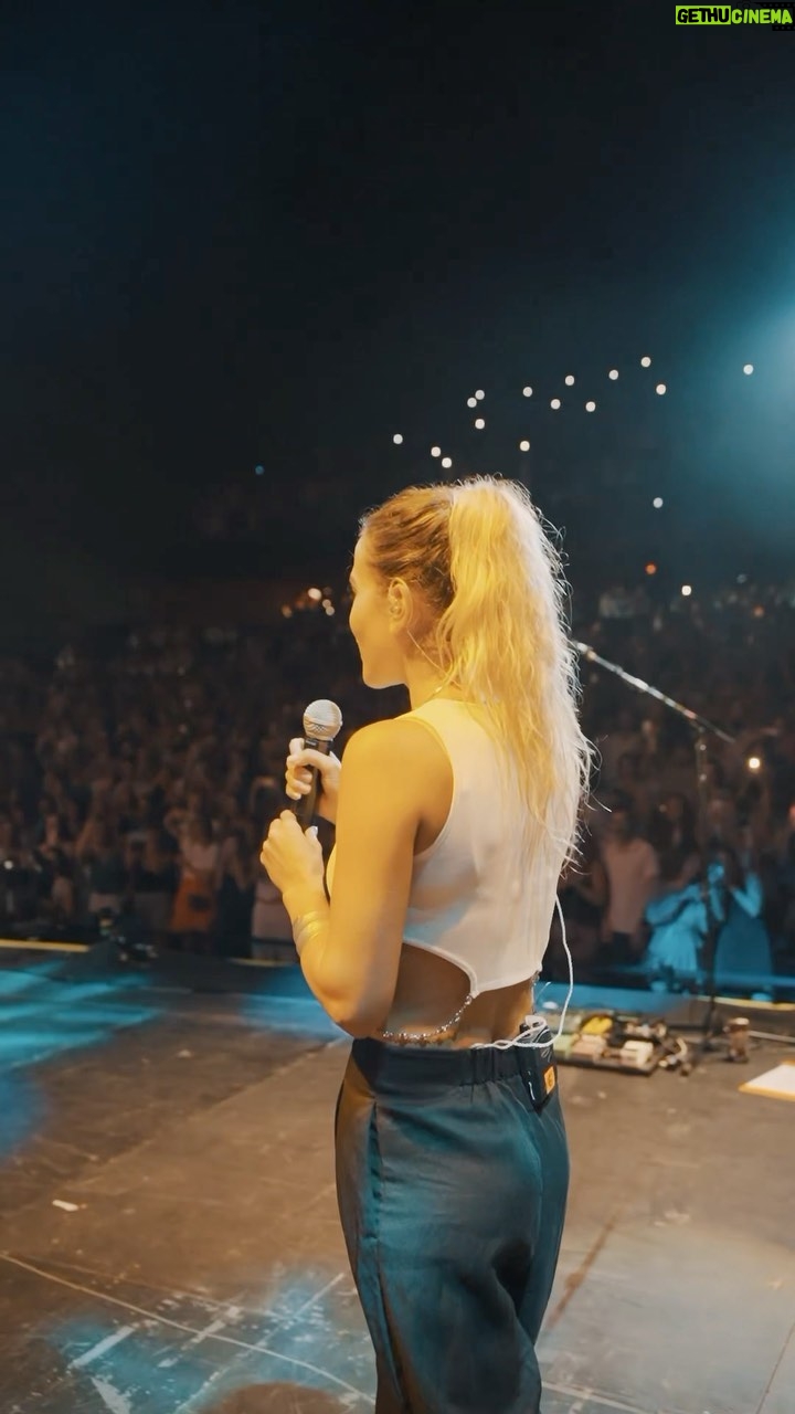 Ana Fernández - 65.8K Likes - La última vez que me subí al escenario a cantar “ Marzo en Febrero” con @adri_marlon fue en 2018 en la sala Joy, de repente me empezó a dar demasiados nervios y ansiedad subir de nuevo a algún concierto a cantar. No soy cantante, no hay un personaje ficticio en el que pudiera esconderme a mi… pero…. Ayer era un día especial en un lugar que lo considero mágico.
Ojalá os haya gustado a los que estuvisteis allí ☺️🤍.
Reto superado! 💪🏼
@starlitefestival @sandrastarlite @alejandra_reventun
@_marlonoficial_