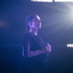 Ana Fernández Instagram - Otra experiencia más en la vida, otro reto superado, bien es cierto, que no quería miraros por si me desmayaba , pero disteis tanto calor y cantabais tan fuerte que pensé “ que narices, a por ello, aquí tod@s somos “ Marzo en Febrero” Posdata: que sepáis que todos y todas cantáis la voz principal, la de @adri_marlon, eso significa que mi voz está en contra de las 7.000 personas Adri 😱, por lo que el técnico @danitechrts ha tirado la toalla porque por mucho que suba mi volumen y yo me pegue más al micro, es una batalla perdida 😂😂😂. Recomiendo para los nervios la valeriana, producto natural, sin químicos, que hizo que fuera capaz de subir las escaleras. 📸📹 de súper @christianhors Os quiero Marlonines.