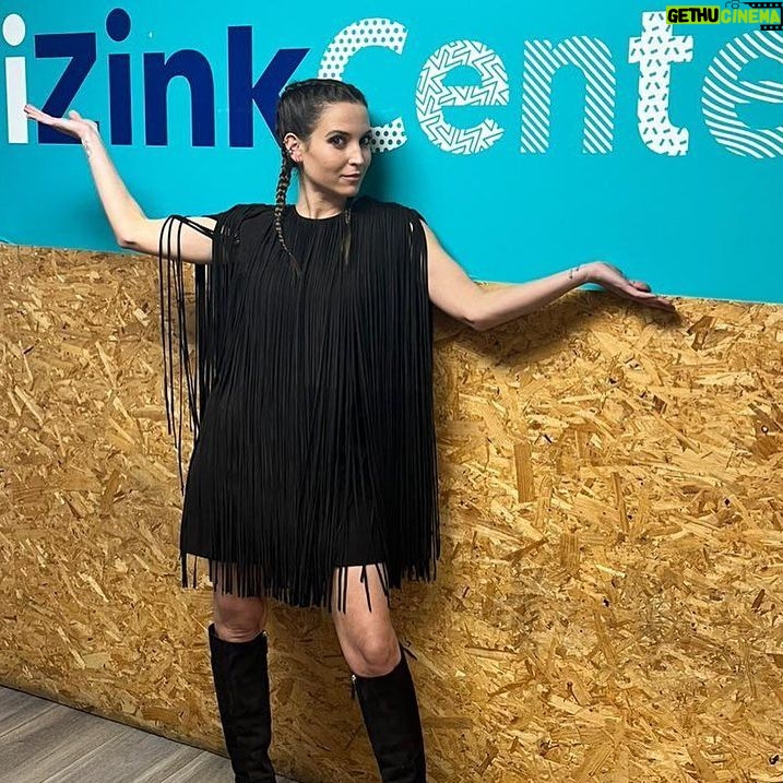 Ana Fernández - 32K Likes - Otra experiencia más en la vida, otro reto superado, bien es cierto, que no quería miraros por si me desmayaba , pero disteis tanto calor y cantabais tan fuerte que pensé “ que narices, a por ello, aquí tod@s somos “ Marzo en Febrero”
Posdata: que sepáis que todos y todas cantáis la voz principal, la de @adri_marlon, eso significa que mi voz está en contra de las 7.000 personas Adri 😱, por lo que el técnico @danitechrts ha tirado la toalla porque por mucho que suba mi volumen y yo me pegue más al micro, es una batalla perdida 😂😂😂.
Recomiendo para los nervios la valeriana, producto natural, sin químicos, que hizo que fuera capaz de subir las escaleras.
📸📹 de súper @christianhors
Os quiero Marlonines.
