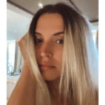 Ana Fernández Instagram – Gracias Mallorca 🤍

He superado mi cosilla a estar de viaje sola  conmigo misma, dos días para estrenarme no han estado nada mal.. gracias por animarme siempre a hacerlo @shaharlevi4 , loveyou. 

Pensaba que iba a estar con los cascos puestos escuchando música todo el rato , que iba a necesitar revistas, libros, que a ver cómo hacía para comer, cenar… que qué vergüenza que me vieran sola en una mesa… 

Me armé de valor y  nada de eso, he escuchado las olas, el viento, he cantado bajito mientras me bañaba ,he escuchado a la gente que habla muy alto, sus superaciones, amores, ilusiones… he llamado por teléfono para charlar, cosa que jamas hago porque pienso que las llamadas son para desgracias, he comido lo que me ha dado la gana, sin alarmas, sin organizar nada para nadie …. 

Ha ( como decimos los madrileños) molado mazo. 

Vuelvo a casa con mi familita 🏡👱🏼‍♂️🐶🐶🐶🐶🐶🐶 os llevo ensaimadas obviamente. 

Gracias siempre a @lycland @soniaalonso 

@zelhotels es maravilloso el trabajo que habéis hecho , el hotel y vuestro equipo te hace sentir  en casa. 

Familia @besobeach que bien que hayáis aterrizado en Mallorca, hacíais falta! ❤️
