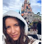 Ana Fernández Instagram - Ay Disney…. Campanilla, Peter, Ariel, Sebastian,Simba, Timón , Mickey, Jack Sparrow, Ratatouille, Bella…. Qué escapada más Mágica, todavía sigo en la corriente australiana con Nemo, despegando con Iron Man, cayendo al vacío en el Hollywood tower, dando vueltas 360 grados con Indiana, en el espacio con Star Wars, y por supuesto en mi preferida y de toda la tropa “ big thunder mountain” 🎢🎢 GRACIAS Y MÁS GRACIAS @disneylandparis @disneyspain @disneydestinos @iberia por TODO. 🤍 #disneylandparis Lo hemos pasado como enanos y enanas !!! Y cómo siempre adoración por Maléfica 💜 mi villana favorita