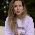 Ana Fernández Instagram – Me gusta mantener en mi rutina todo lo que me hace sentir feliz y es que verme bien frente al espejo me hace sentir segura de mi misma y preparada para afrontar cualquier reto que me proponga el día. Sérum Tint de @revlon_es consigue que mi piel se vea radiante a la vez que me cuida gracias a sus propiedades de extracto de raíz de jengibre y vitamina C y E   ácido hialurónico. Sin duda, se ha convertido en unos de mis mejores secretos de belleza #realsecrets #realmentemejoratupiel