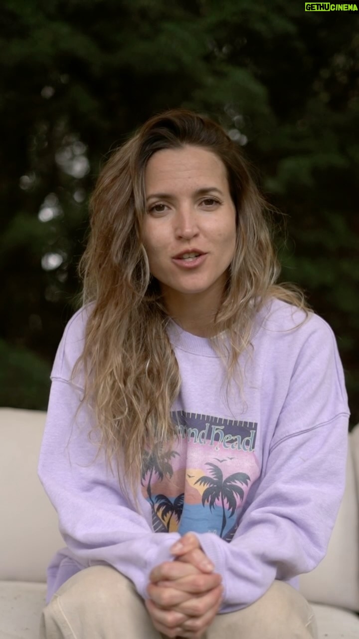 Ana Fernández Instagram - Me gusta mantener en mi rutina todo lo que me hace sentir feliz y es que verme bien frente al espejo me hace sentir segura de mi misma y preparada para afrontar cualquier reto que me proponga el día. Sérum Tint de @revlon_es consigue que mi piel se vea radiante a la vez que me cuida gracias a sus propiedades de extracto de raíz de jengibre y vitamina C y E ácido hialurónico. Sin duda, se ha convertido en unos de mis mejores secretos de belleza #realsecrets #realmentemejoratupiel