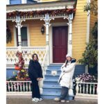 Ana Fernández Instagram - Ay Disney…. Campanilla, Peter, Ariel, Sebastian,Simba, Timón , Mickey, Jack Sparrow, Ratatouille, Bella…. Qué escapada más Mágica, todavía sigo en la corriente australiana con Nemo, despegando con Iron Man, cayendo al vacío en el Hollywood tower, dando vueltas 360 grados con Indiana, en el espacio con Star Wars, y por supuesto en mi preferida y de toda la tropa “ big thunder mountain” 🎢🎢 GRACIAS Y MÁS GRACIAS @disneylandparis @disneyspain @disneydestinos @iberia por TODO. 🤍 #disneylandparis Lo hemos pasado como enanos y enanas !!! Y cómo siempre adoración por Maléfica 💜 mi villana favorita