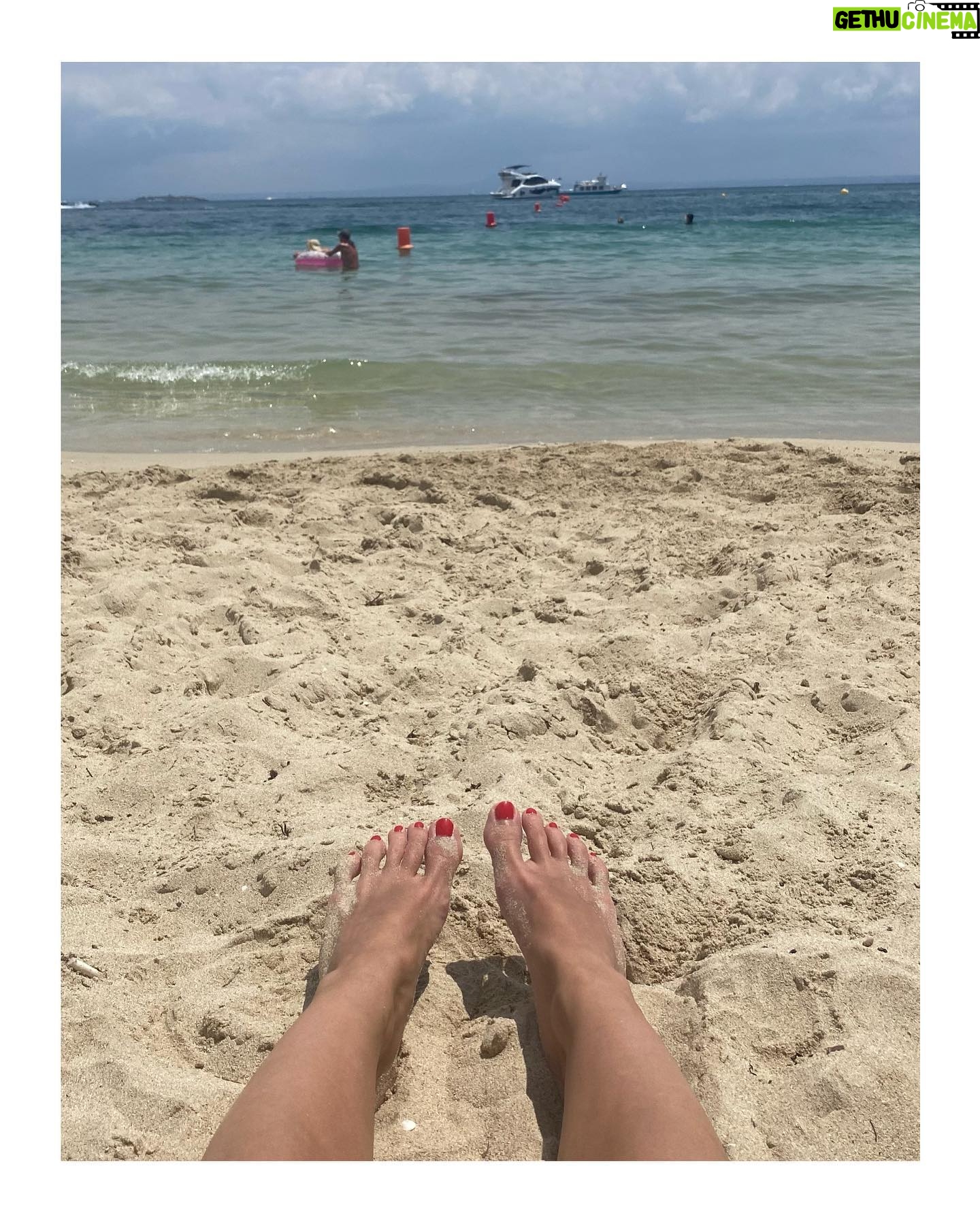 Ana Fernández Instagram - Gracias Mallorca 🤍 He superado mi cosilla a estar de viaje sola conmigo misma, dos días para estrenarme no han estado nada mal.. gracias por animarme siempre a hacerlo @shaharlevi4 , loveyou. Pensaba que iba a estar con los cascos puestos escuchando música todo el rato , que iba a necesitar revistas, libros, que a ver cómo hacía para comer, cenar… que qué vergüenza que me vieran sola en una mesa… Me armé de valor y nada de eso, he escuchado las olas, el viento, he cantado bajito mientras me bañaba ,he escuchado a la gente que habla muy alto, sus superaciones, amores, ilusiones… he llamado por teléfono para charlar, cosa que jamas hago porque pienso que las llamadas son para desgracias, he comido lo que me ha dado la gana, sin alarmas, sin organizar nada para nadie …. Ha ( como decimos los madrileños) molado mazo. Vuelvo a casa con mi familita 🏡👱🏼♂️🐶🐶🐶🐶🐶🐶 os llevo ensaimadas obviamente. Gracias siempre a @lycland @soniaalonso @zelhotels es maravilloso el trabajo que habéis hecho , el hotel y vuestro equipo te hace sentir en casa. Familia @besobeach que bien que hayáis aterrizado en Mallorca, hacíais falta! ❤️