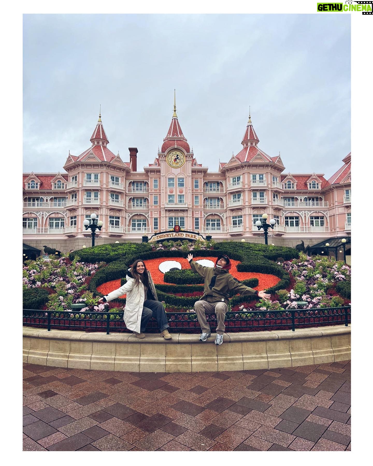 Ana Fernández - 24K Likes - Ay Disney…. Campanilla, Peter, Ariel, Sebastian,Simba, Timón , Mickey, Jack Sparrow, Ratatouille, Bella….
Qué escapada más Mágica, todavía sigo en la corriente australiana con Nemo, despegando con Iron Man, cayendo al vacío en el Hollywood tower, dando vueltas 360 grados con Indiana, en el espacio con Star Wars, y por supuesto en mi preferida y de toda la tropa “ big thunder mountain” 🎢🎢
GRACIAS Y MÁS GRACIAS @disneylandparis @disneyspain @disneydestinos @iberia por TODO. 🤍 #disneylandparis
Lo hemos pasado como enanos y enanas !!!
Y cómo siempre adoración por Maléfica 💜 mi villana favorita