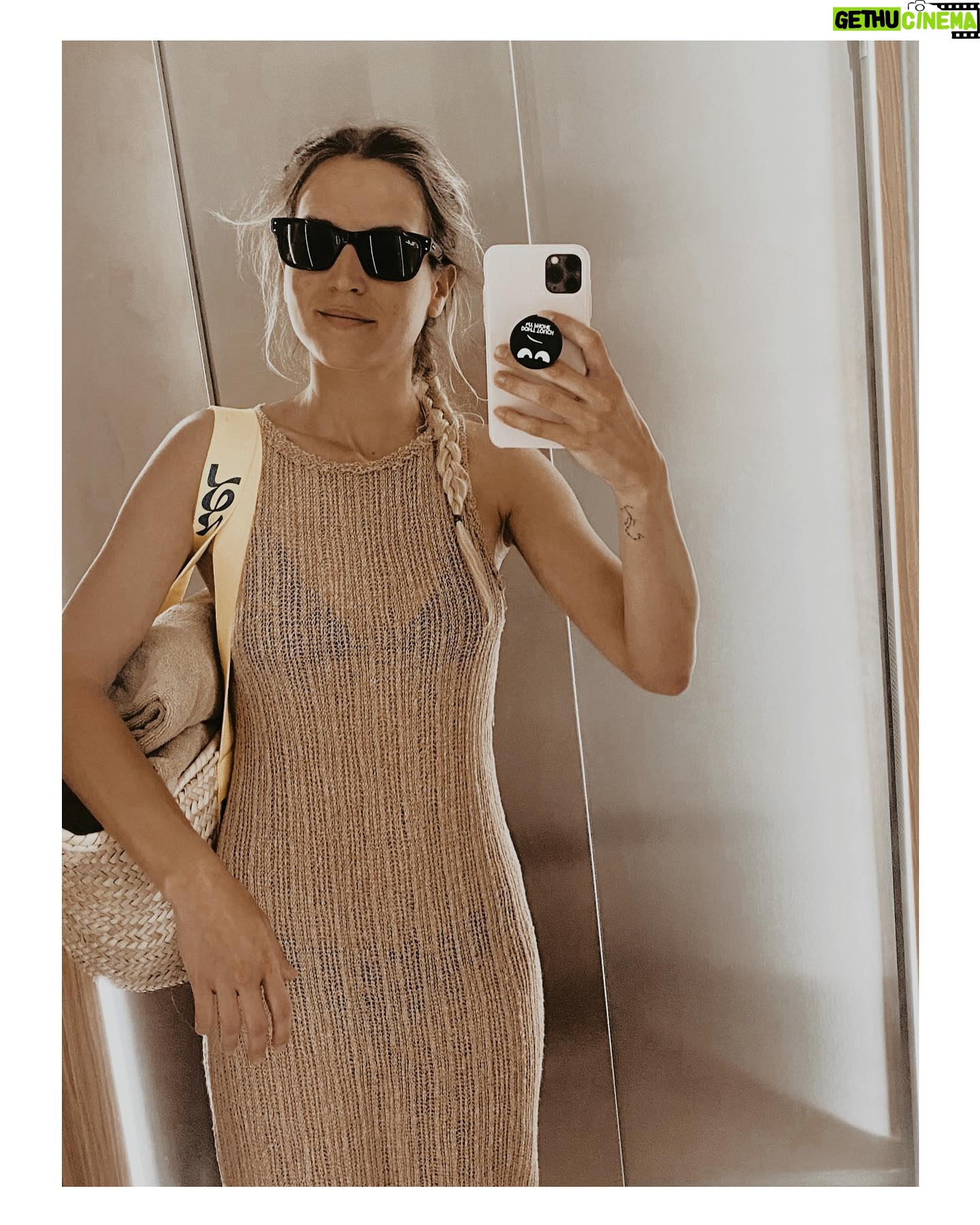 Ana Fernández Instagram - Gracias Mallorca 🤍 He superado mi cosilla a estar de viaje sola conmigo misma, dos días para estrenarme no han estado nada mal.. gracias por animarme siempre a hacerlo @shaharlevi4 , loveyou. Pensaba que iba a estar con los cascos puestos escuchando música todo el rato , que iba a necesitar revistas, libros, que a ver cómo hacía para comer, cenar… que qué vergüenza que me vieran sola en una mesa… Me armé de valor y nada de eso, he escuchado las olas, el viento, he cantado bajito mientras me bañaba ,he escuchado a la gente que habla muy alto, sus superaciones, amores, ilusiones… he llamado por teléfono para charlar, cosa que jamas hago porque pienso que las llamadas son para desgracias, he comido lo que me ha dado la gana, sin alarmas, sin organizar nada para nadie …. Ha ( como decimos los madrileños) molado mazo. Vuelvo a casa con mi familita 🏡👱🏼♂️🐶🐶🐶🐶🐶🐶 os llevo ensaimadas obviamente. Gracias siempre a @lycland @soniaalonso @zelhotels es maravilloso el trabajo que habéis hecho , el hotel y vuestro equipo te hace sentir en casa. Familia @besobeach que bien que hayáis aterrizado en Mallorca, hacíais falta! ❤️