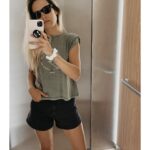Ana Fernández Instagram - Gracias Mallorca 🤍 He superado mi cosilla a estar de viaje sola conmigo misma, dos días para estrenarme no han estado nada mal.. gracias por animarme siempre a hacerlo @shaharlevi4 , loveyou. Pensaba que iba a estar con los cascos puestos escuchando música todo el rato , que iba a necesitar revistas, libros, que a ver cómo hacía para comer, cenar… que qué vergüenza que me vieran sola en una mesa… Me armé de valor y nada de eso, he escuchado las olas, el viento, he cantado bajito mientras me bañaba ,he escuchado a la gente que habla muy alto, sus superaciones, amores, ilusiones… he llamado por teléfono para charlar, cosa que jamas hago porque pienso que las llamadas son para desgracias, he comido lo que me ha dado la gana, sin alarmas, sin organizar nada para nadie …. Ha ( como decimos los madrileños) molado mazo. Vuelvo a casa con mi familita 🏡👱🏼‍♂️🐶🐶🐶🐶🐶🐶 os llevo ensaimadas obviamente. Gracias siempre a @lycland @soniaalonso @zelhotels es maravilloso el trabajo que habéis hecho , el hotel y vuestro equipo te hace sentir en casa. Familia @besobeach que bien que hayáis aterrizado en Mallorca, hacíais falta! ❤️