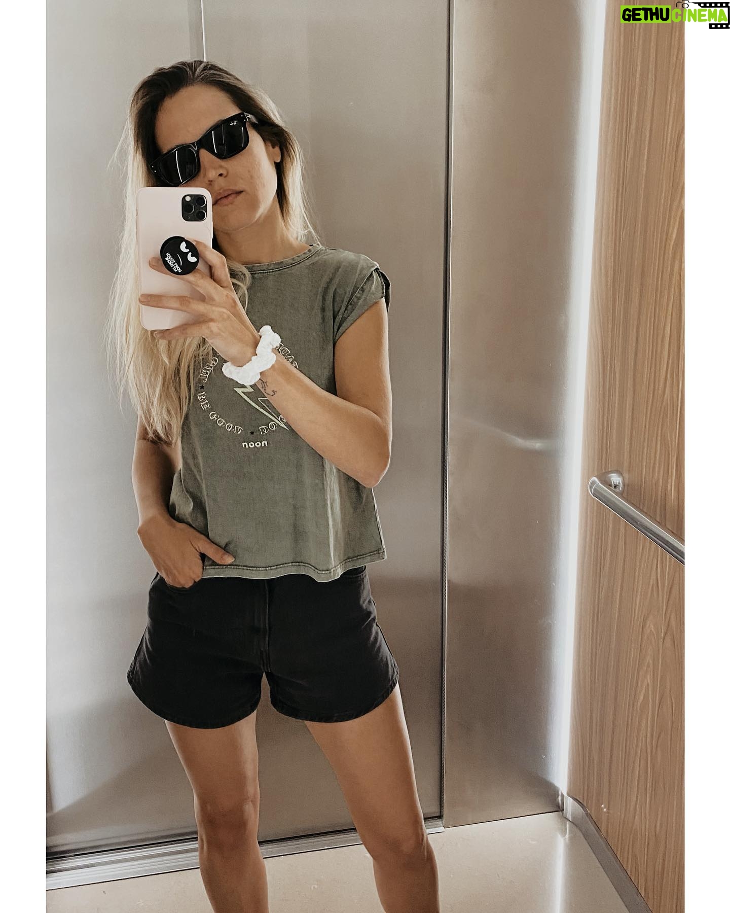 Ana Fernández Instagram - Gracias Mallorca 🤍 He superado mi cosilla a estar de viaje sola conmigo misma, dos días para estrenarme no han estado nada mal.. gracias por animarme siempre a hacerlo @shaharlevi4 , loveyou. Pensaba que iba a estar con los cascos puestos escuchando música todo el rato , que iba a necesitar revistas, libros, que a ver cómo hacía para comer, cenar… que qué vergüenza que me vieran sola en una mesa… Me armé de valor y nada de eso, he escuchado las olas, el viento, he cantado bajito mientras me bañaba ,he escuchado a la gente que habla muy alto, sus superaciones, amores, ilusiones… he llamado por teléfono para charlar, cosa que jamas hago porque pienso que las llamadas son para desgracias, he comido lo que me ha dado la gana, sin alarmas, sin organizar nada para nadie …. Ha ( como decimos los madrileños) molado mazo. Vuelvo a casa con mi familita 🏡👱🏼♂️🐶🐶🐶🐶🐶🐶 os llevo ensaimadas obviamente. Gracias siempre a @lycland @soniaalonso @zelhotels es maravilloso el trabajo que habéis hecho , el hotel y vuestro equipo te hace sentir en casa. Familia @besobeach que bien que hayáis aterrizado en Mallorca, hacíais falta! ❤️