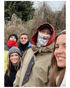 Ana Fernández Instagram - Ay Disney…. Campanilla, Peter, Ariel, Sebastian,Simba, Timón , Mickey, Jack Sparrow, Ratatouille, Bella…. 

Qué escapada más Mágica, todavía sigo en la corriente australiana con Nemo, despegando con Iron Man, cayendo al vacío en el Hollywood tower, dando vueltas 360 grados con Indiana, en el espacio con Star Wars, y por supuesto en mi preferida y de toda la tropa “ big thunder mountain” 🎢🎢

GRACIAS Y MÁS GRACIAS @disneylandparis @disneyspain @disneydestinos @iberia por TODO. 🤍 #disneylandparis 

Lo hemos pasado como enanos y enanas !!! 

Y cómo siempre adoración por Maléfica 💜 mi villana favorita