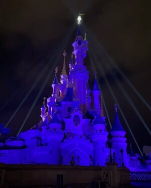 Ana Fernández Instagram - Ay Disney…. Campanilla, Peter, Ariel, Sebastian,Simba, Timón , Mickey, Jack Sparrow, Ratatouille, Bella…. 

Qué escapada más Mágica, todavía sigo en la corriente australiana con Nemo, despegando con Iron Man, cayendo al vacío en el Hollywood tower, dando vueltas 360 grados con Indiana, en el espacio con Star Wars, y por supuesto en mi preferida y de toda la tropa “ big thunder mountain” 🎢🎢

GRACIAS Y MÁS GRACIAS @disneylandparis @disneyspain @disneydestinos @iberia por TODO. 🤍 #disneylandparis 

Lo hemos pasado como enanos y enanas !!! 

Y cómo siempre adoración por Maléfica 💜 mi villana favorita