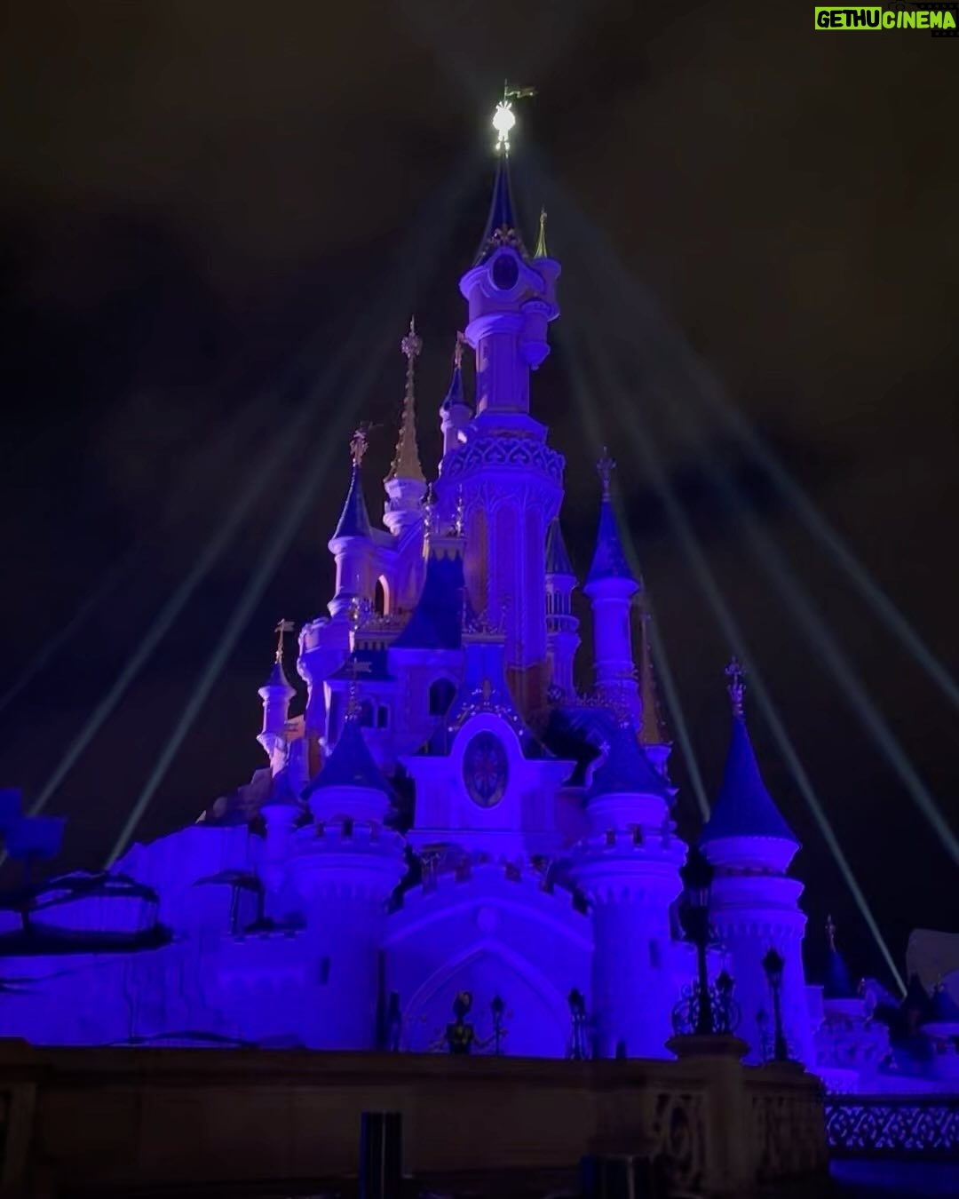 Ana Fernández - 24K Likes - Ay Disney…. Campanilla, Peter, Ariel, Sebastian,Simba, Timón , Mickey, Jack Sparrow, Ratatouille, Bella….
Qué escapada más Mágica, todavía sigo en la corriente australiana con Nemo, despegando con Iron Man, cayendo al vacío en el Hollywood tower, dando vueltas 360 grados con Indiana, en el espacio con Star Wars, y por supuesto en mi preferida y de toda la tropa “ big thunder mountain” 🎢🎢
GRACIAS Y MÁS GRACIAS @disneylandparis @disneyspain @disneydestinos @iberia por TODO. 🤍 #disneylandparis
Lo hemos pasado como enanos y enanas !!!
Y cómo siempre adoración por Maléfica 💜 mi villana favorita