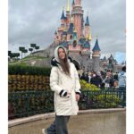 Ana Fernández Instagram - Ay Disney…. Campanilla, Peter, Ariel, Sebastian,Simba, Timón , Mickey, Jack Sparrow, Ratatouille, Bella…. Qué escapada más Mágica, todavía sigo en la corriente australiana con Nemo, despegando con Iron Man, cayendo al vacío en el Hollywood tower, dando vueltas 360 grados con Indiana, en el espacio con Star Wars, y por supuesto en mi preferida y de toda la tropa “ big thunder mountain” 🎢🎢 GRACIAS Y MÁS GRACIAS @disneylandparis @disneyspain @disneydestinos @iberia por TODO. 🤍 #disneylandparis Lo hemos pasado como enanos y enanas !!! Y cómo siempre adoración por Maléfica 💜 mi villana favorita