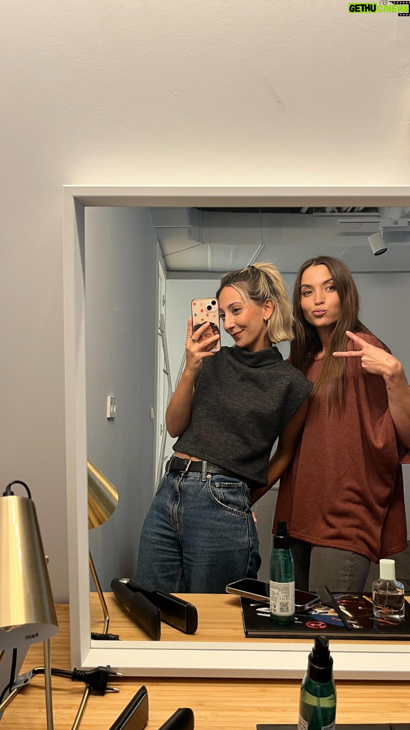 Ana Fernández Instagram - EMPIEZA LA GUERRA 💥 @anafdz1989 es Millenial y @celiagal7 muy a su pesar es GEN Z. ¿Cuál es las dos generaciones es mejor? (Pues como este mensaje lo está escribiendo Celia, pues la Z) 🤡 @podimo_es Esperamos vuestros comentarios y que llegue la nostalgia a @sincericidio_podcast #EscuchaloenPodimo